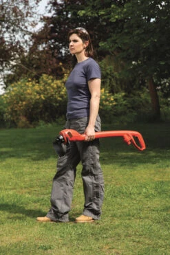 Black & Decker Black+Decker Bump Feed Strimmer 250w 23cm -Pro Tool Hub BDP0139 2 68780.1677085878