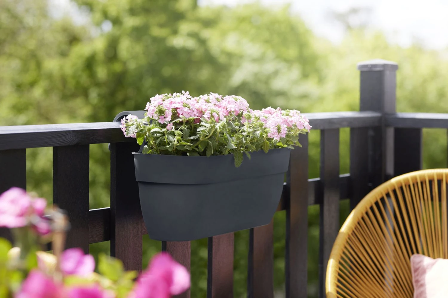 Elho Easy Hanger Planter Large Anthracite 6 Elho Easy Hanger Planter Large Anthracite - Image 4