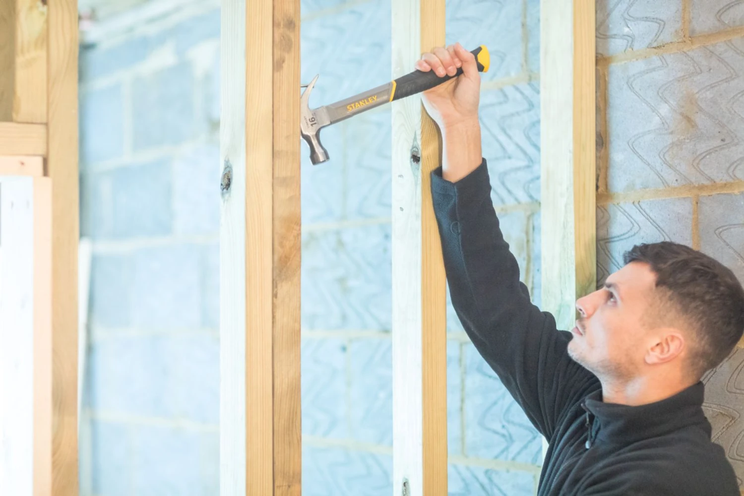 Stanley 16oz Fibreglass Claw Hammer 5 Stanley 16oz Fibreglass Claw Hammer - Image 3