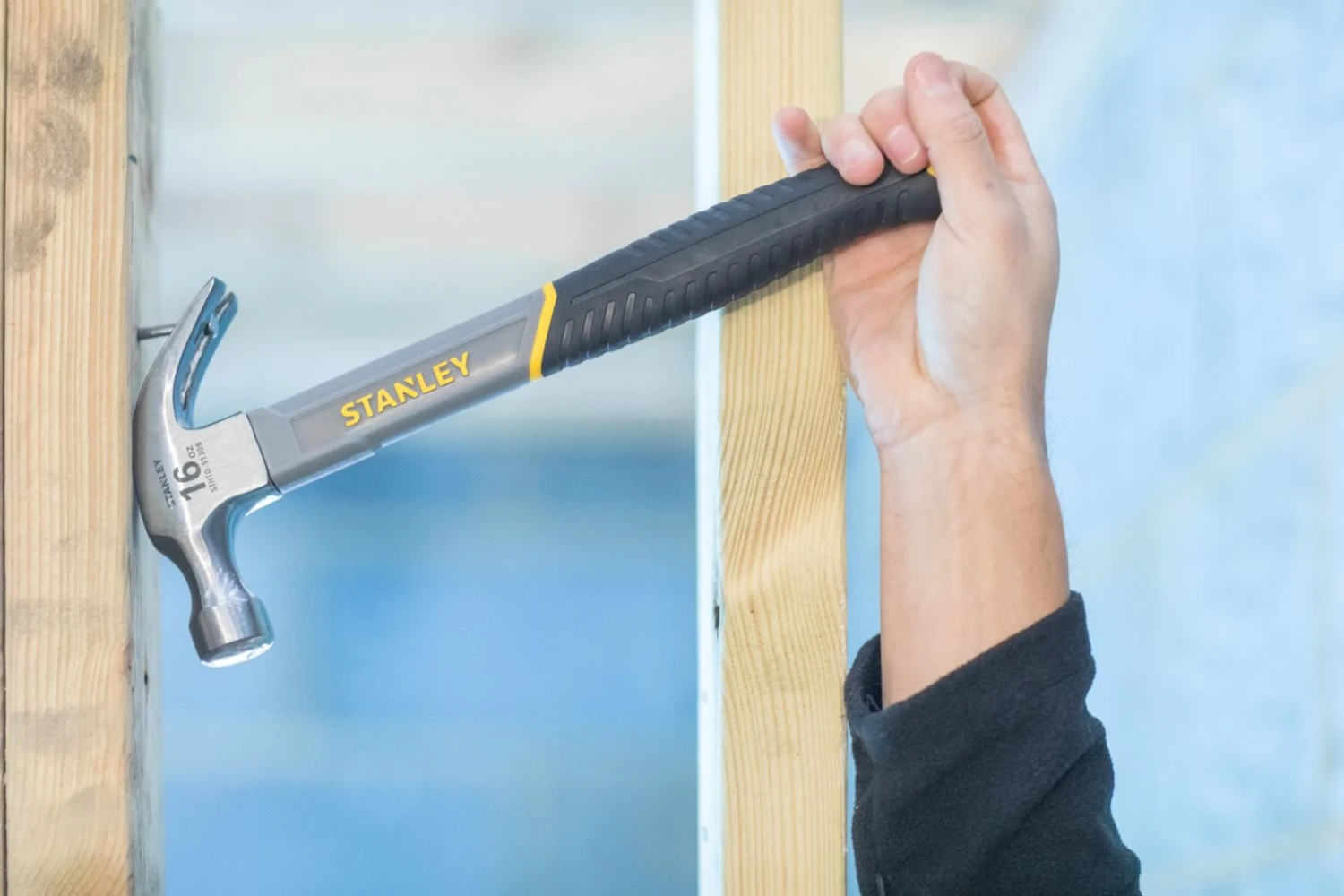 Stanley 16oz Fibreglass Claw Hammer 6 Stanley 16oz Fibreglass Claw Hammer - Image 4